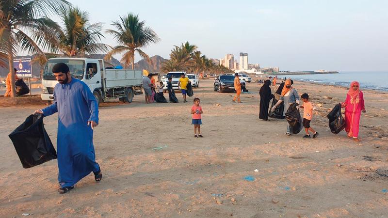 مواطنون ومقيمون يتطوعون لتنظيف شاطئ الفقيت بدبا الفجيرة